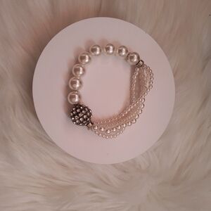 Elegant Pearl Bracelet with Silver Accents